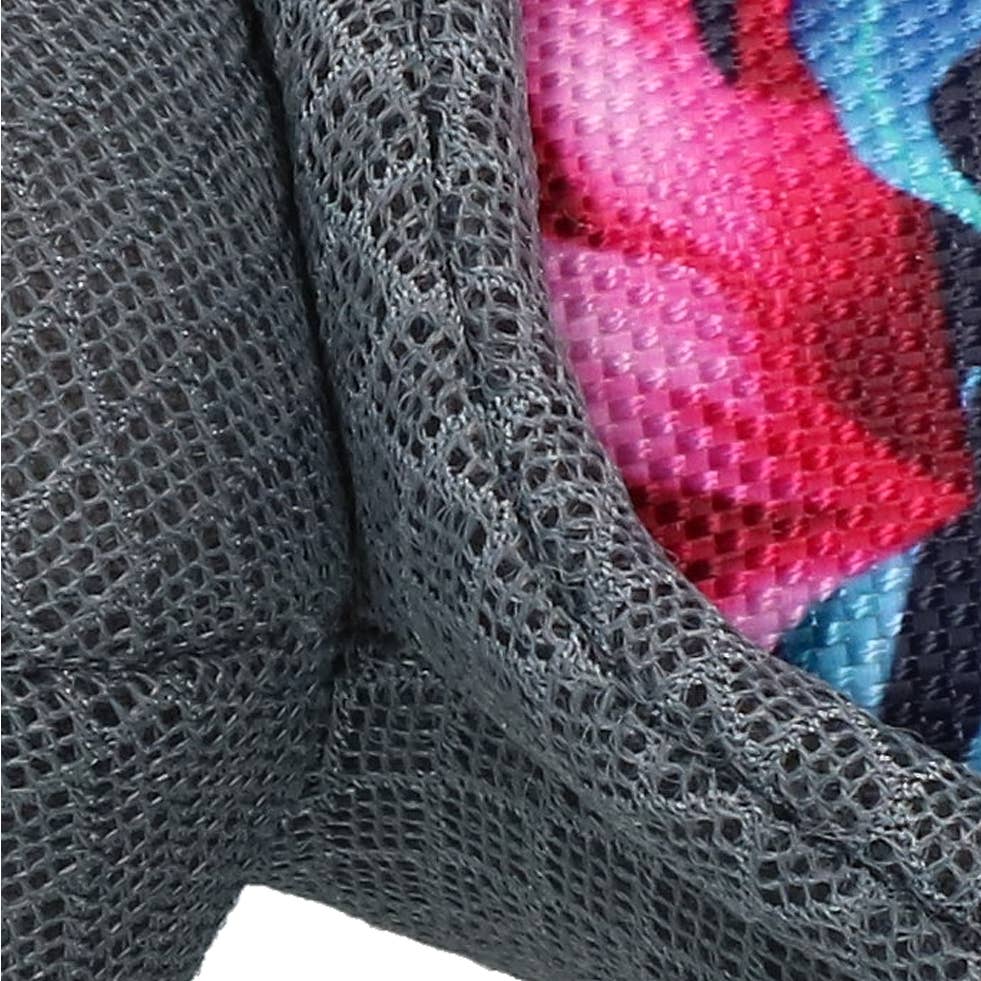 Détail texture tissu filet aéré de la peluche tortue CoolPets — matériau PVC résistant qui sèche rapidement